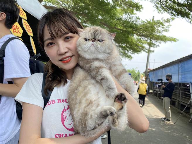 林可婷与她的爱猫之一波妞。(曹婷婷摄)
