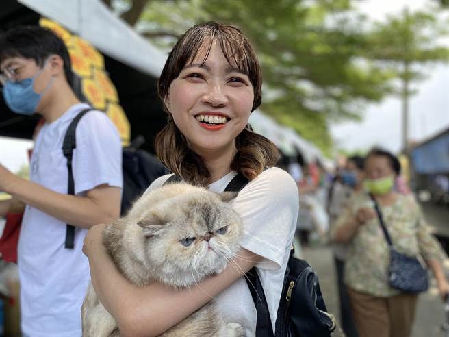 林可婷养了3只猫，丰富她的生命也让她从此吃素，图为她的爱猫之一波妞。(曹婷婷摄)