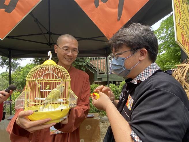 民眾带着宠物前来接受皈依祈福。(曹婷婷摄)