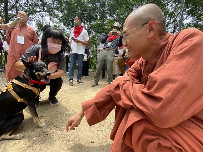 民眾带着宠物接受皈依祈福。(曹婷婷摄)