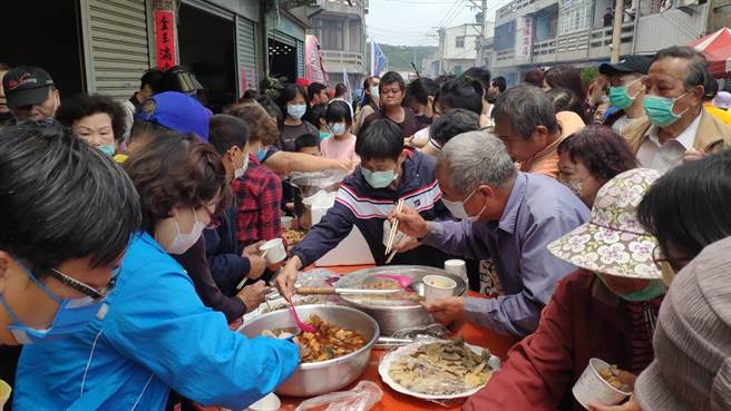 万人「吃饭担」场面相当热闹。（李京升摄）