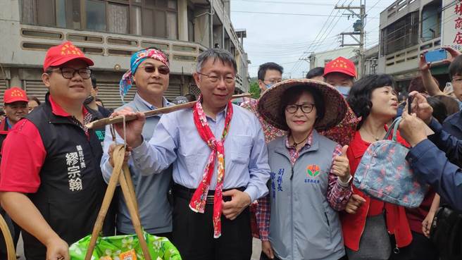 民眾党主席柯文哲、苗栗县副县长邓桂菊等人到场体验。（李京升摄）
