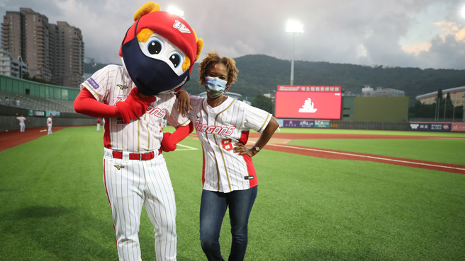 味全龙的吉祥物威弟(左)。(图／中央社)