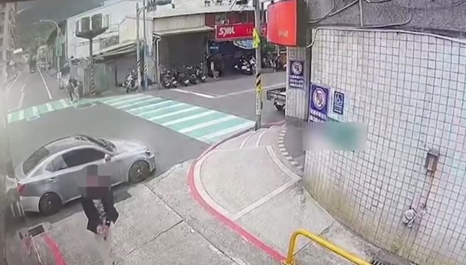 嚣张枪手「下车即拉枪机」进社区。（黄敬文翻摄）