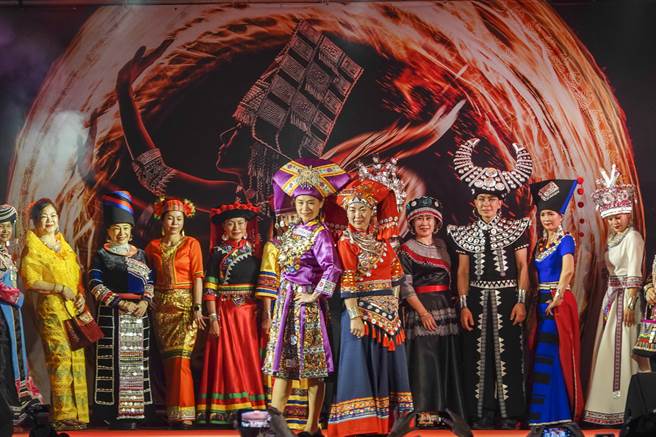 各民族男女穿戴传统族服走秀，展现各自文化特色。（黄子明摄）
