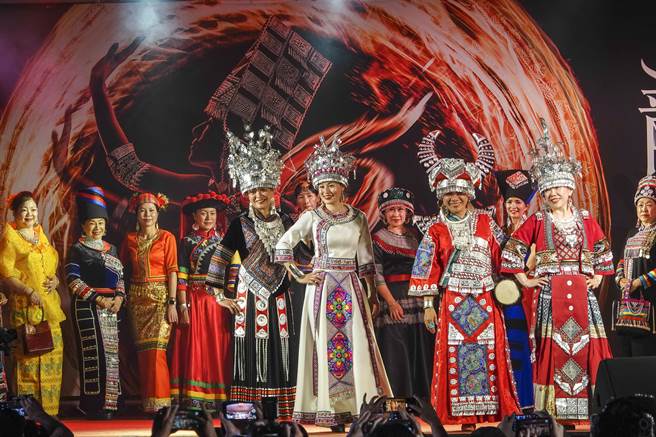 各民族男女穿戴传统族服走秀，展现各自文化特色。（黄子明摄）
