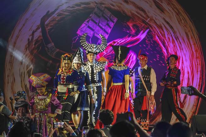 各民族男女穿戴传统族服走秀，展现各自文化特色。（黄子明摄）