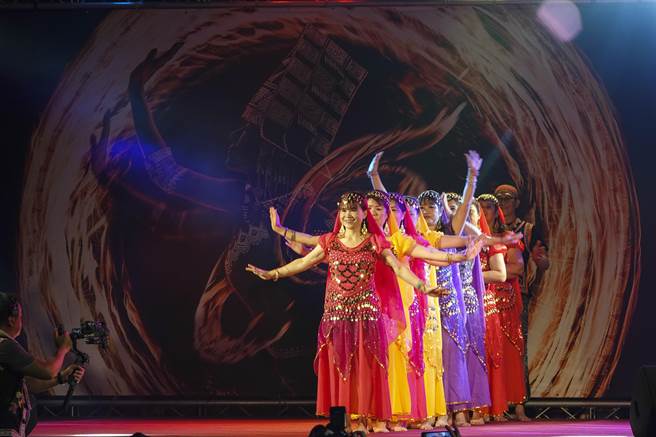 桃园龙冈米干节火把祈福仪式后有专业表演者演出泰国与印度等不同国家舞蹈。（黄子明摄）