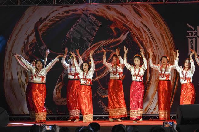 桃园龙冈米干节火把祈福仪式后有专业表演者演出泰国与印度等不同国家舞蹈。（黄子明摄）