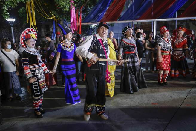 米干节火把祈福最后进行打歌活动，少数民族与民眾打歌绕场。（黄子明摄）