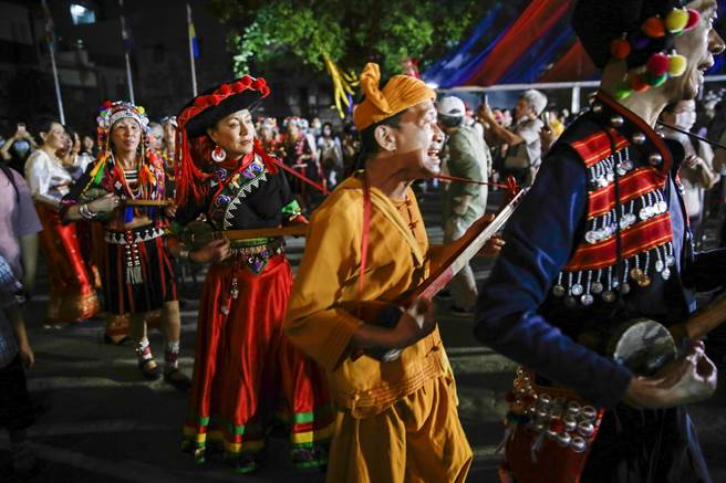 米干节火把祈福最后进行打歌活动，少数民族与民眾打歌绕场。（黄子明摄）