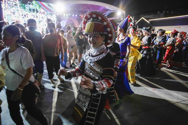 米干节火把祈福最后进行打歌活动，少数民族与民眾打歌绕场。（黄子明摄）