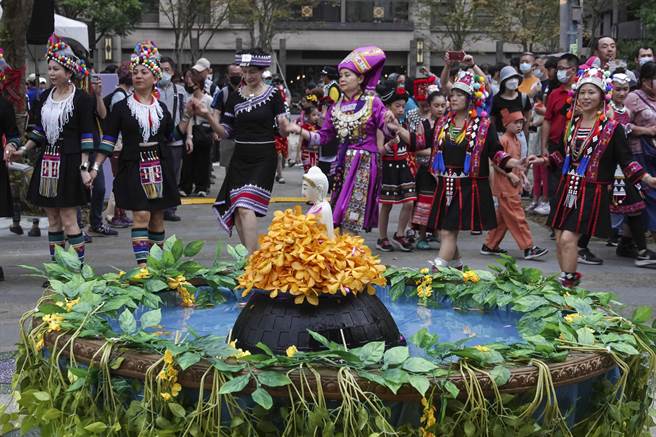 踩街队伍经过忠贞新村圆环的浴佛现场。（黄子明摄）
