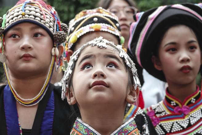 小朋友穿上各民族传统族服参加火把节及踩街活动。（黄子明摄）