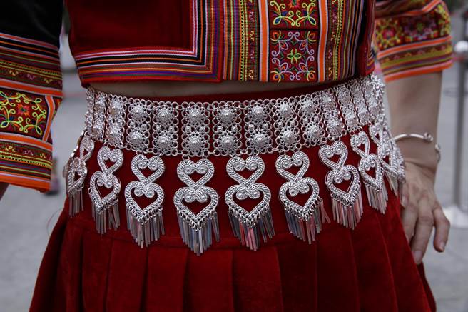 妇女穿上各民族传统服饰形式有经过改良，加入不少现代元素，款式与传统不再一致，但仍有各族原有文化符号，色彩依旧强烈丰富。（黄子明摄）