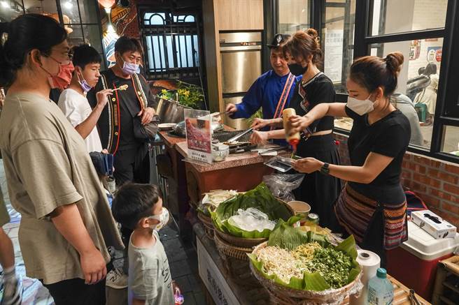 桃园龙冈米干节今年会场改在龙冈异域故事馆广场，现场贩售许多云南及泰缅美食。（黄子明摄）