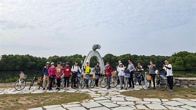 近日YouBike 2.0进驻东港大鹏湾，大鹏湾单车站业者罗博原不怕生意被抢反而直呼超期待，他认为能吸引更多人来大鹏湾骑单车、把饼做大最重要。（谢佳潾摄）