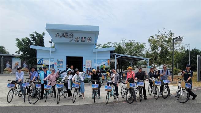 近日YouBike 2.0进驻东港大鹏湾，大鹏湾单车站业者罗博原不怕生意被抢反而直呼超期待，他认为能吸引更多人来大鹏湾骑单车、把饼做大最重要。（谢佳潾摄）