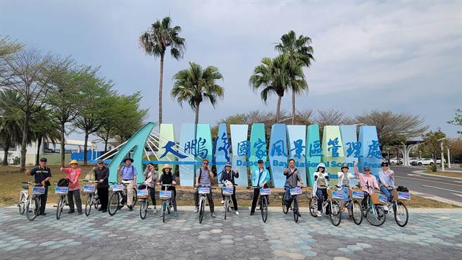 近日YouBike 2.0进驻东港大鹏湾，大鹏湾单车站业者罗博原不怕生意被抢反而直呼超期待，他认为能吸引更多人来大鹏湾骑单车、把饼做大最重要。（谢佳潾摄）