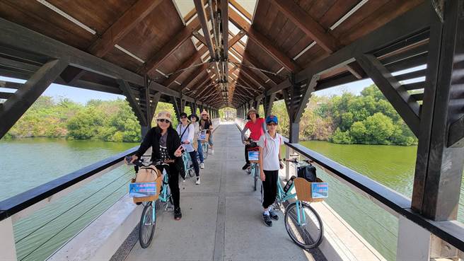 近日YouBike 2.0进驻东港大鹏湾，大鹏湾单车站业者罗博原不怕生意被抢反而直呼超期待，他认为能吸引更多人来大鹏湾骑单车、把饼做大最重要。（谢佳潾摄）