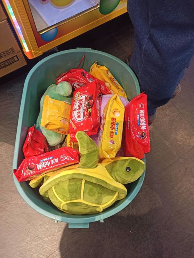 一位男子花了2千元玩夹夹乐，不过战利品让他直呼自己根本是盘子，不如去卖场买就好。（翻摄自爆怨公社脸书）