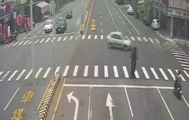 重机疑闯红灯猛撞轿车尾，一旁等红灯机车骑士也吓倒退3步。（读者提供／程炳璋台南传真）