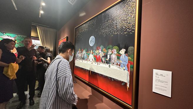 展出主题以岁月、眾生、心象为主题，将达文西的「最后晚餐」 改为「团员夜。永乐宴」。(记者张雅云摄)