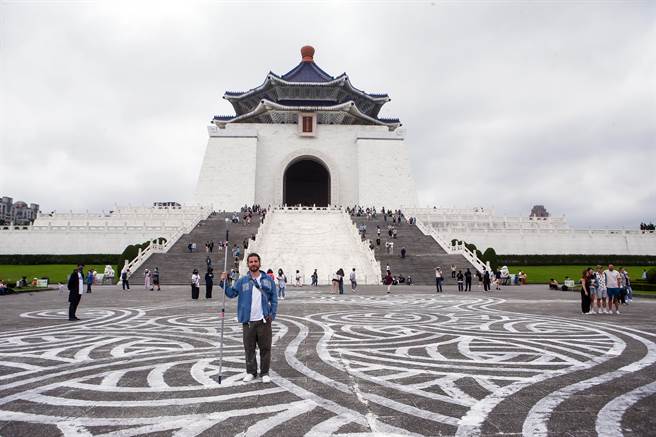 法國藝術家 Jordane Saget（圖）30日於中正紀念堂連續五小時的城市藝術創作圓滿完成。Jordane Saget他以三條圓弧線條作畫，他的城市創作重點在於觀察環境，讓自己獨特線條與環境相生。第一次來到中正紀念堂現場創作，也是他於亞洲城市藝術的首站，吸引大批民眾好奇圍觀。創作於下午三點以水車立即清洗，他表示，瞬間即永恆，已留下最完美的作品。（鄧博仁攝）