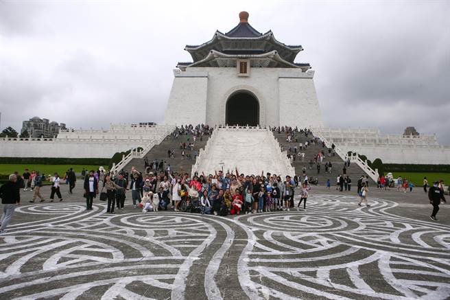 法國藝術家 Jordane Saget30日於中正紀念堂連續五小時的城市藝術創作圓滿完成。Jordane Saget他以三條圓弧線條作畫，他的城市創作重點在於觀察環境，讓自己獨特線條與環境相生。第一次來到中正紀念堂現場創作，也是他於亞洲城市藝術的首站，吸引大批民眾好奇圍觀。作品完成時，他邀請在場觀眾一同合影留念。（鄧博仁攝）