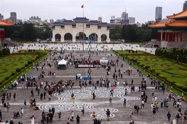 法國藝術家 Jordane Saget30日於中正紀念堂連續五小時的城市藝術創作圓滿完成。Jordane Saget他以三條圓弧線條作畫，他的城市創作重點在於觀察環境，讓自己獨特線條與環境相生。第一次來到中正紀念堂現場創作，也是他於亞洲城市藝術的首站，吸引大批民眾好奇圍觀。創作於下午三點以水車立即清洗，他表示，瞬間即永恆，已留下最完美的作品。（鄧博仁攝）