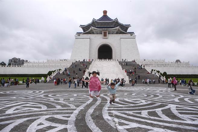 法國藝術家 Jordane Saget30日於中正紀念堂連續五小時的城市藝術創作圓滿完成。Jordane Saget他以三條圓弧線條作畫，他的城市創作重點在於觀察環境，讓自己獨特線條與環境相生。第一次來到中正紀念堂現場創作，也是他於亞洲城市藝術的首站，吸引大批民眾好奇圍觀，也有來自韓國的兒童搶著與作品合影。創作於下午三點以水車立即清洗，他表示，瞬間即永恆，已留下最完美的作品。（鄧博仁攝）