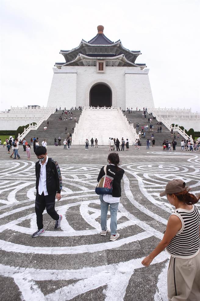 法國藝術家 Jordane Saget30日於中正紀念堂連續五小時的城市藝術創作圓滿完成。Jordane Saget他以三條圓弧線條作畫，他的城市創作重點在於觀察環境，讓自己獨特線條與環境相生。第一次來到中正紀念堂現場創作，也是他於亞洲城市藝術的首站，吸引大批民眾好奇圍觀。創作於下午三點以水車立即清洗，他表示，瞬間即永恆，已留下最完美的作品。（鄧博仁攝）