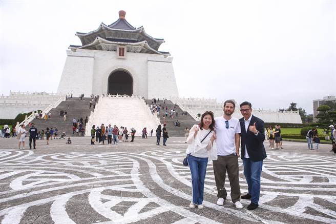 法國藝術家 Jordane Saget（著白衣者）30日於中正紀念堂連續五小時的城市藝術創作圓滿完成。Jordane Saget他以三條圓弧線條作畫，他的城市創作重點在於觀察環境，讓自己獨特線條與環境相生。第一次來到中正紀念堂現場創作，也是他於亞洲城市藝術的首站，吸引大批民眾好奇圍觀，並爭相合影留念。創作於下午三點以水車立即清洗，他表示，瞬間即永恆，已留下最完美的作品。（鄧博仁攝）