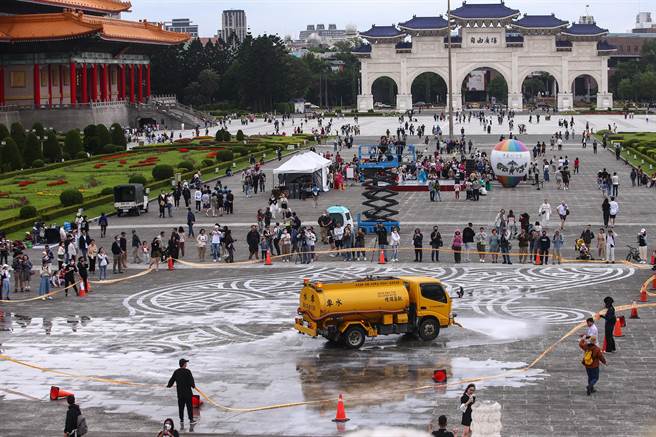 法國藝術家 Jordane Saget30日於中正紀念堂連續五小時的城市藝術創作圓滿完成。Jordane Saget他以三條圓弧線條作畫，他的城市創作重點在於觀察環境，讓自己獨特線條與環境相生。第一次來到中正紀念堂現場創作，也是他於亞洲城市藝術的首站，吸引大批民眾好奇圍觀。創作於下午三點以水車立即清洗，他表示，瞬間即永恆，已留下最完美的作品。（鄧博仁攝）