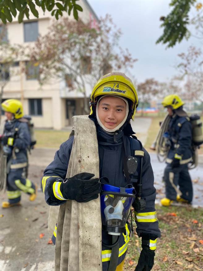 桃园市大有消防分队29岁队员谢秉修曾是音乐老师，主修钢琴、副修小提琴。认为消防可以帮助更多人，因此转身进入消防体系。（消防提供）