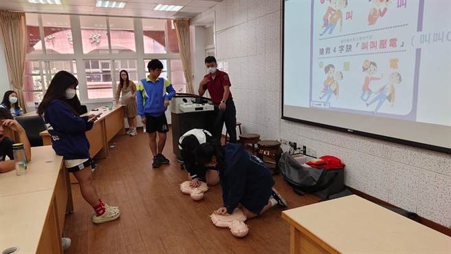 桃園市消防局中路分隊日前在武陵高中舉辦CPR＋AED教學宣導活動，有140位高三學生參與。（消防提供）