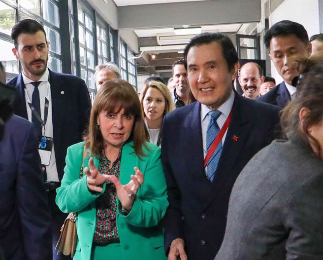 前总统马英九(右)让希腊总统(左)卡特琳娜·萨克拉洛普鲁（Katerina Sakellaropoulou）当面称总统。（图／马办提供）