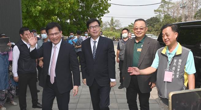 总统府秘书长林佳龙（前左）4月30日到桥头区出席纪念余登发与余陈月瑛音乐会，高雄市长陈其迈（左二）等人陪同。（林瑞益摄）