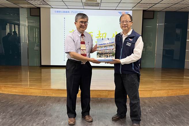 高雄区监理所林弘慎副所长感谢高雄大学张永明教授拨冗授课。（主办单位提供）