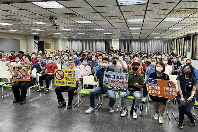 高雄区监理所利用假日办理讲习，不耽误民眾洽办业务时间，坚持廉洁诚信为民服务理念。（主办单位提供）