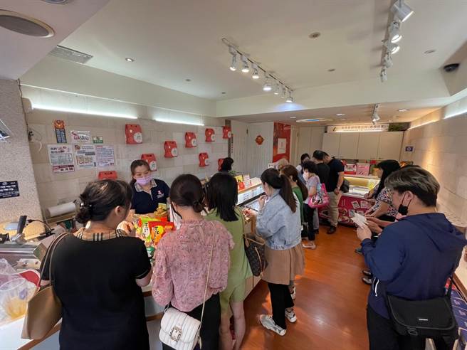 高雄一间香肠专门店日前因生产线员工交接问题，不慎将飞鱼卵香肠里的飞鱼卵误加2次，但店家老板不仅没有责怪员工、报废产品，甚至将「爆量飞鱼卵香肠」优惠回馈消费者，消息一出，也让民眾排队抢购。（洪浩轩摄）