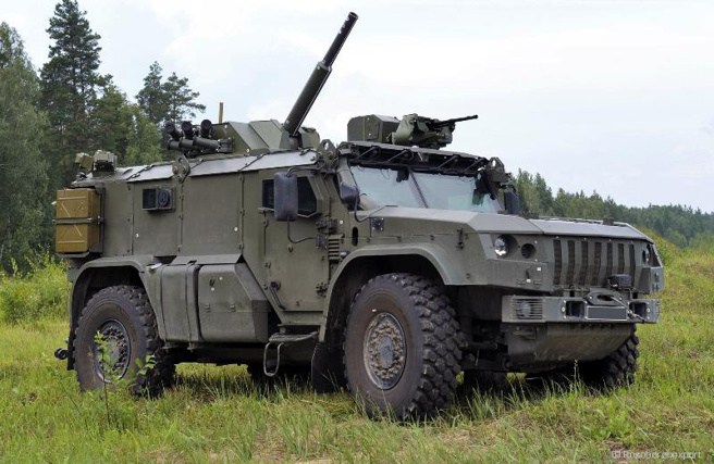 2S41「染料木」配备了一门口径为82毫米的后装迫击炮，车内备弹40发。除了标准的曲射之外，炮塔的俯仰角也允许它能够施行直射打击。（Rostec/TsNII）