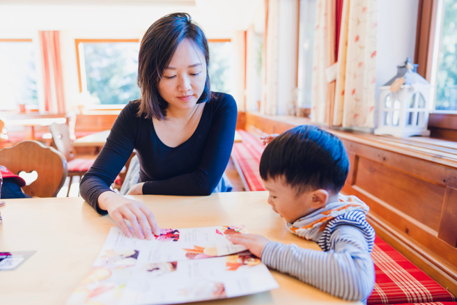 许多妈妈母亲节时都会收到孩子们送的感谢卡片。（示意图／Shutterstock）