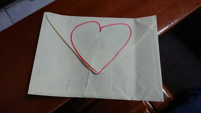 一位妈妈收到小儿子的爱心卡片后相当期待内容。（翻摄自爆废公社二馆脸书）