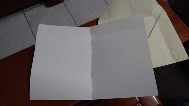 妈妈打开爱心卡片后发现里面是空白，忍不住飙出脏话。（翻摄自爆废公社二馆脸书）