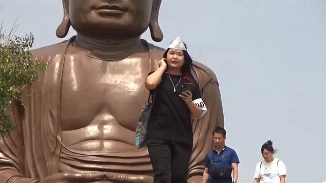 参加民眾最后一关面见八卦山大佛后，即完成「轮迴」。（孙英哲摄）