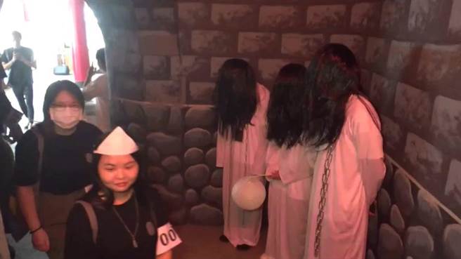 工作人员扮成的女鬼吓死人不偿命。（孙英哲摄）