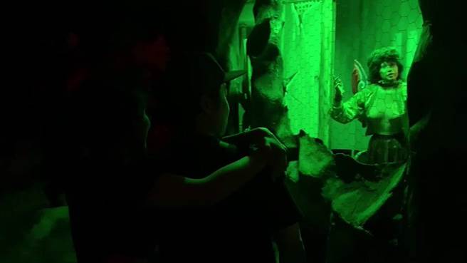 颇有年代的南天宫十八层地狱自带阴森氛围，女参赛者一路将男友抱得紧紧的。（孙英哲摄）