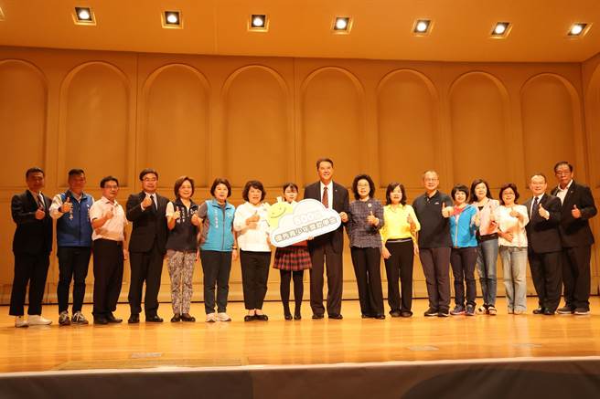 中华民国工商建设研究会今与温苹社会福利基金会共同举办「快乐建研‧传爱助学」优秀清寒青少年奖助学金颁奖典礼，来自云嘉嘉地区近500位学生受惠。（嘉义市政府提供／吕妍庭嘉义传真）