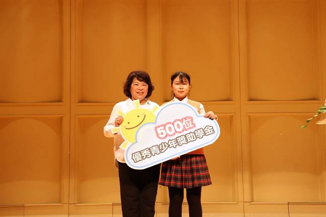 中华民国工商建设研究会今与温苹社会福利基金会共同举办「快乐建研‧传爱助学」优秀清寒青少年奖助学金颁奖典礼，嘉义市长黄敏惠（左）代表颁奖。（嘉义市政府提供／吕妍庭嘉义传真）